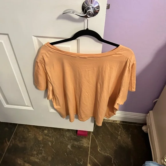 Gently loved Women’s Levi’s orange cropped tshirt - Picture 2 of 9